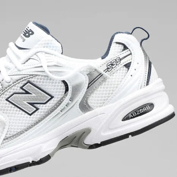 Ženske tenisice New Balance 530 MR530SG detalj pete i logotipa bijelo srebrne tenisice